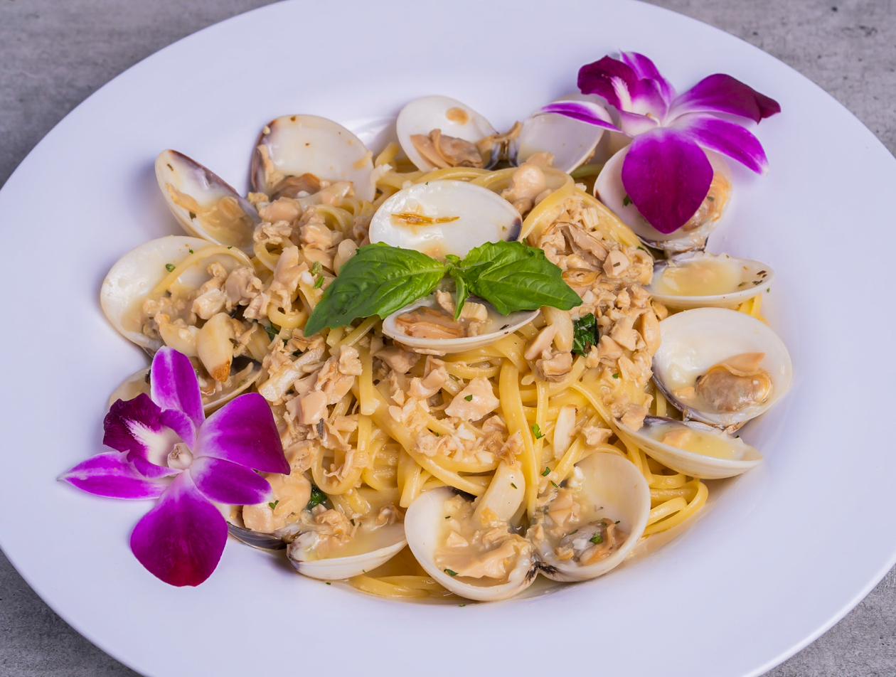 Linguini with clams